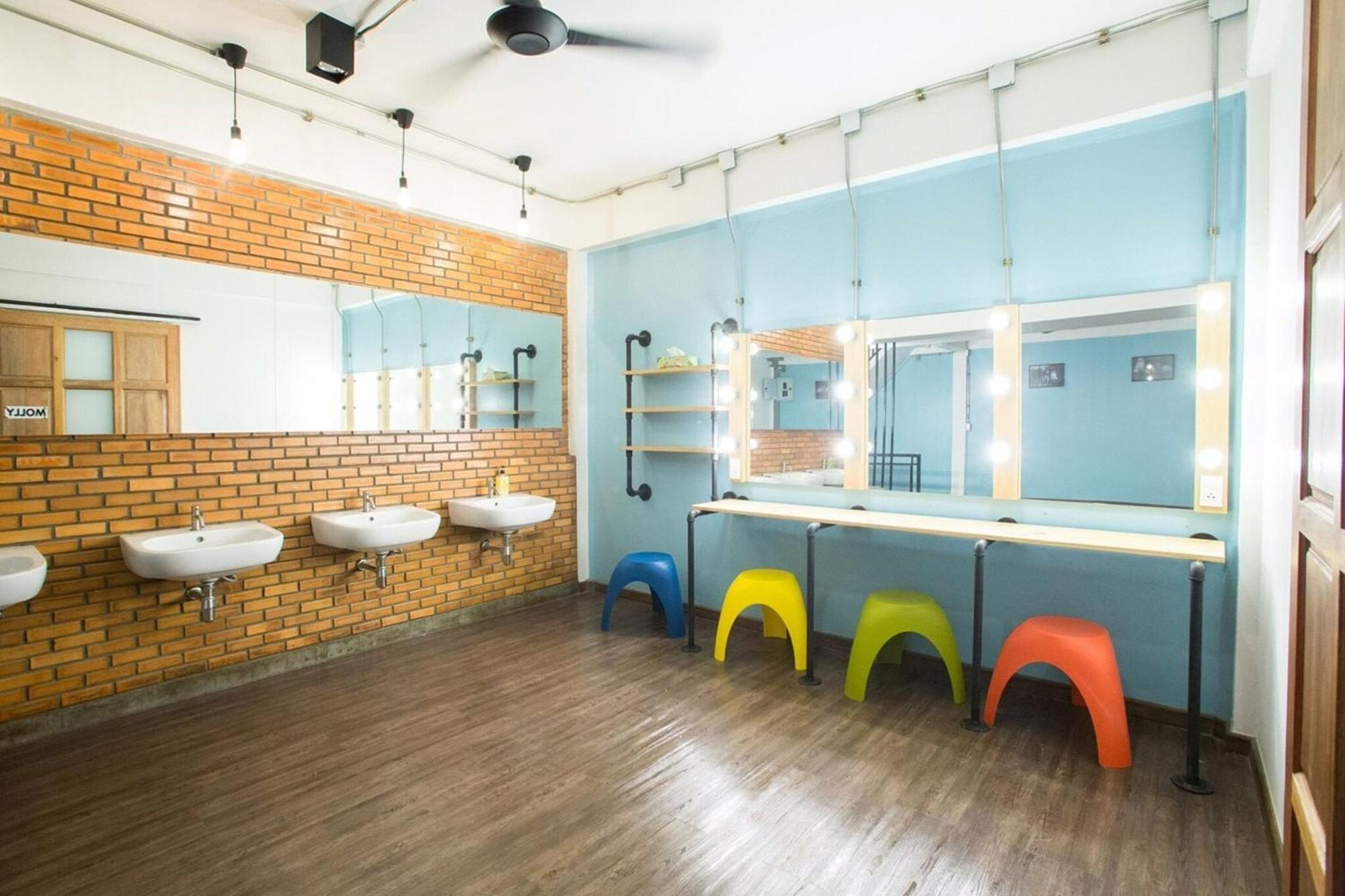 Vestique Hostel Чиангмай Екстериор снимка